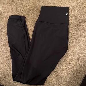 Lululemon size 6 wunder under pilling on leg